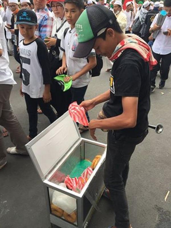  Kisah Pedagang Donat di Aksi 212 Jadi Perhatian Netizen | foto : facebook