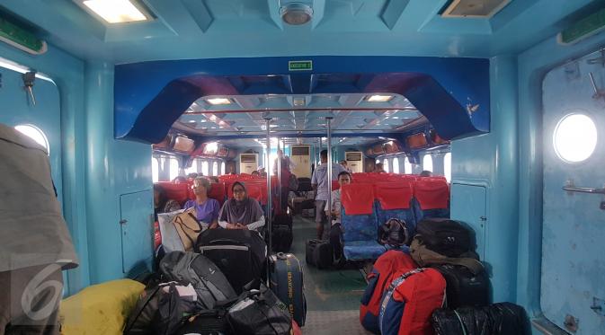 Beginilah Dalamnya Kapal Cepat Express Bahari yang Akan Membawa Kamu dari Pelabuhan Tulehu, Ambon, ke Banda Neira (Foto: ADIITOO.com)