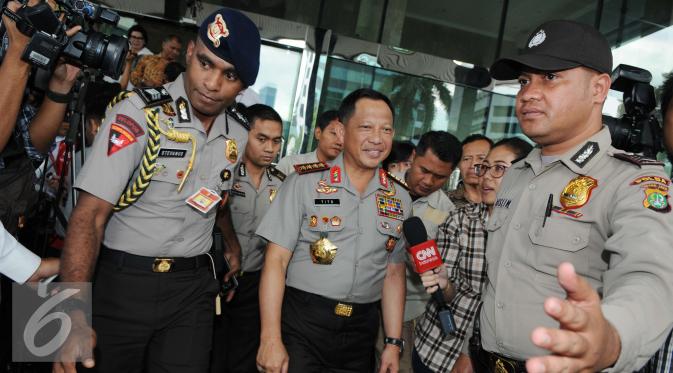 Kapolri Jenderal Tito Karnavian meninggalkan gedung KPK usai melakukan pertemuan tertutup di gedung KPK, Jakarta, Senin (5/12). Pertemuan tersebut membahas koordinasi teken SKB e-SPDP bersama Kejagung dalam waktu deket ini. (Liputan6.com/Helmi Affandi)