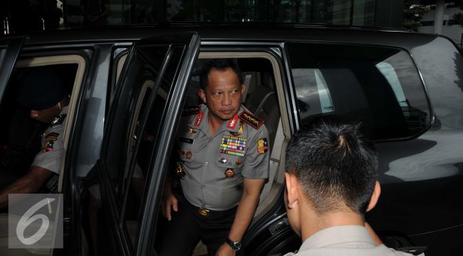 Kapolri Jenderal Tito Karnavian menaiki mobil bersiap meninggalkan gedung KPK usai melakukan pertemuan tertutup di gedung KPK, Jakarta, Senin (5/12). (Liputan6.com/Helmi Affandi)
