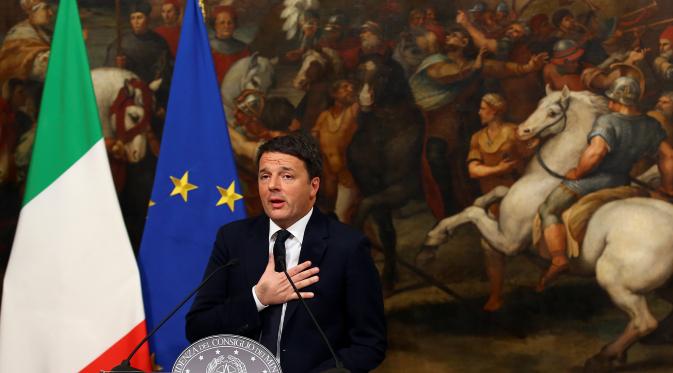 Perdana Menteri Italia Matteo Renzi berbicara selama konferensi pers setelah Referendum Reformasi Konstitusi di Istana Chigi, Roma, Italia, Senin (5/11). Matteo akan mengundurkan diri usai kalah referendum (REUTERS / Alessandro Bianchi)