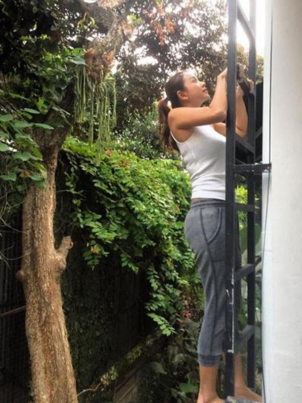 Aura Kasih sedang panjat tangga (Instagram/@aurakasih)