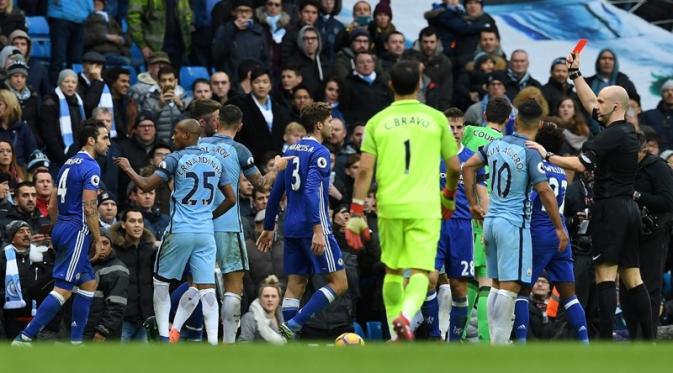 Perkelahian di laga Manchester City kontra Chelsea.  (AFP/Paul Ellis)