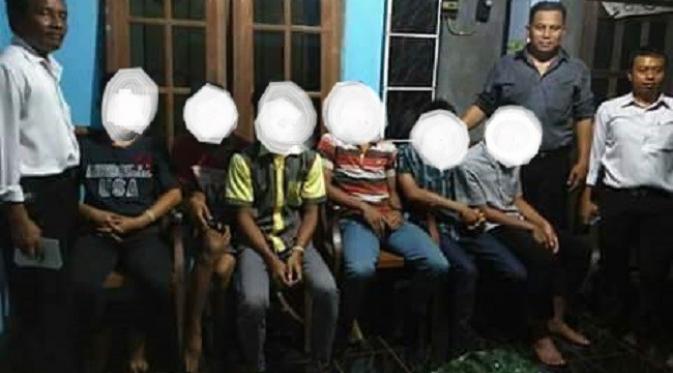 Kelima remaja yang ada di dalam foto itu beserta satu remaja yang diduga mengambil gambar mereka diamankan tim Buser Polres Jepara Polda Jateng. (Liputan6.com/Fajar Eko Nugroho)