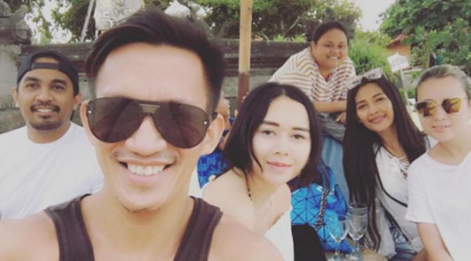 Kebersamaan Aura Kasih dan Glenn Fredly di Bali. (Instagram/ronaldizco)