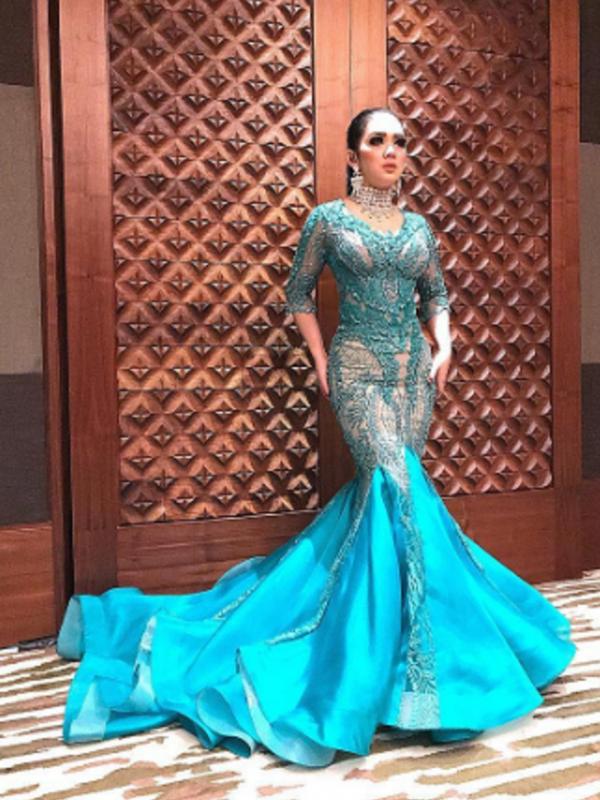 Kostum yang dipakai Syahrini saat jatuh di sebuah hotel di Bali. (Instagram/princessyahrini)