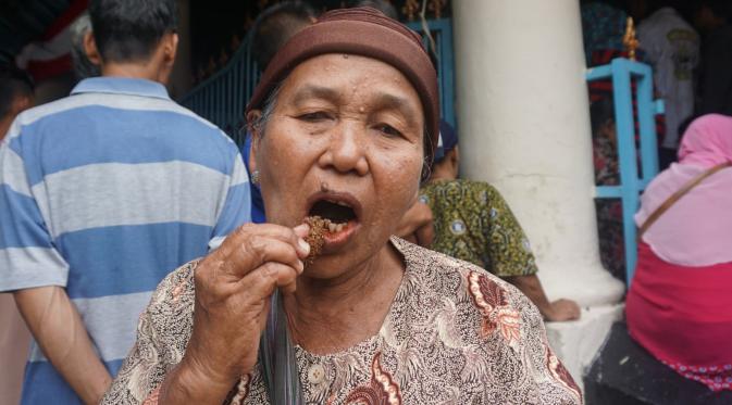 Tradisi nginang itu dilakukan serempak oleh warga dengan ditingkahi alunan gamelan Jawa kuno. (Liputan6.com/Fajar Abrori)