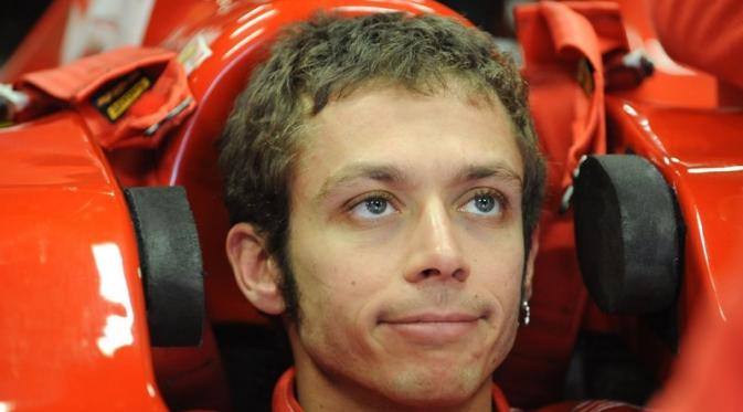 Rossi saat berada di belakang kemudi Ferrari pada 2004. (istimewa)