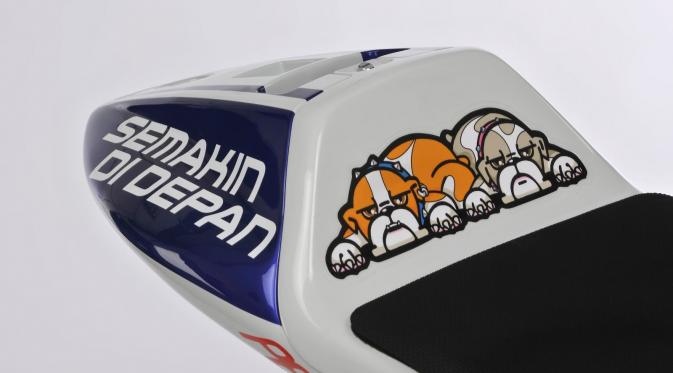Stiker bulldog yang menempel di motor Valentino Rossi. (MoNicky)