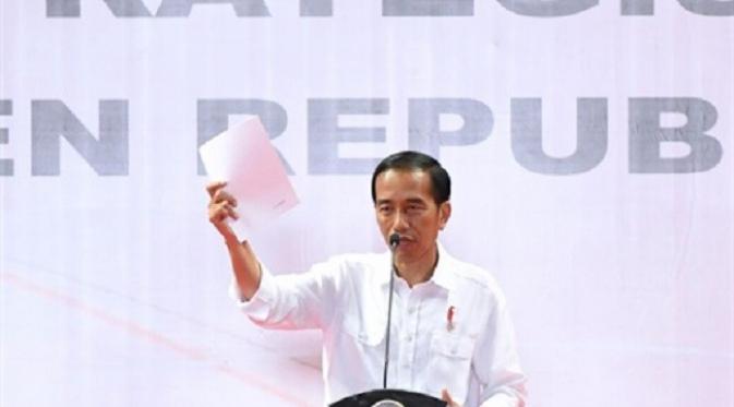 Jokowi dalam acara penyerahan sertifikat tanah di Balikpapan