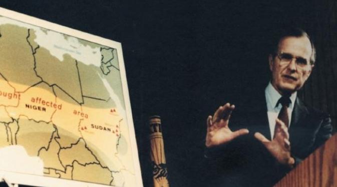 Presiden George W Bush berdiri di depan peta CIA soal kekeringan yang melanda Afrika pada 1985 (CIA)