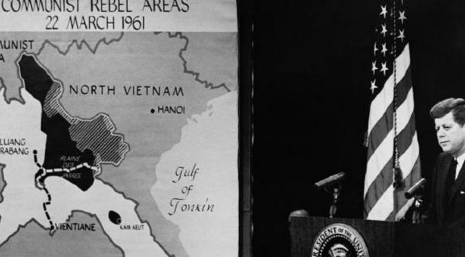 Presiden John F Kennedy di depan peta CIA tentang komunis Vietnam (CIA)