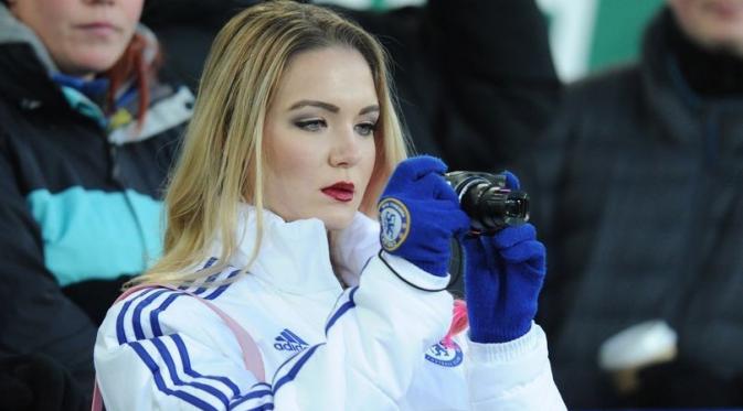 Suporter cantik bernama Emily Rogawski terlihat mengenakan jaket Chelsea saat menyaksikan pertandingan Everton melawan Manchester United, di Goodison Park, Minggu (4/12/2016). (Mirror).