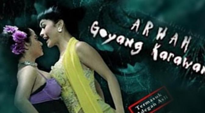 Julia Perez dan Dewi Perssik dalam film Arwah Goyang Karawang. (via krisdasomerpes.wordpress.com)