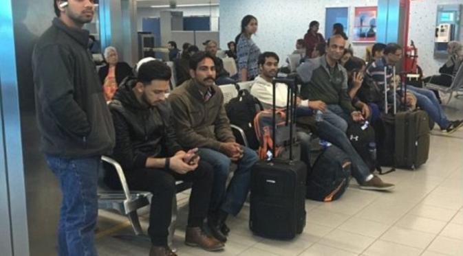 Penumpang menunggu penerbangan pengganti yang akan membawa mereka menuju Doha, Qatar (Dailymail.com)