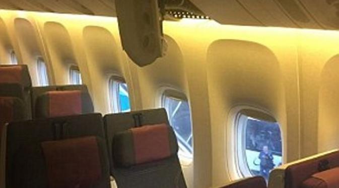 Kabin pesawat mengalami kerusakan akibat turbulensi (Dailymail.com)