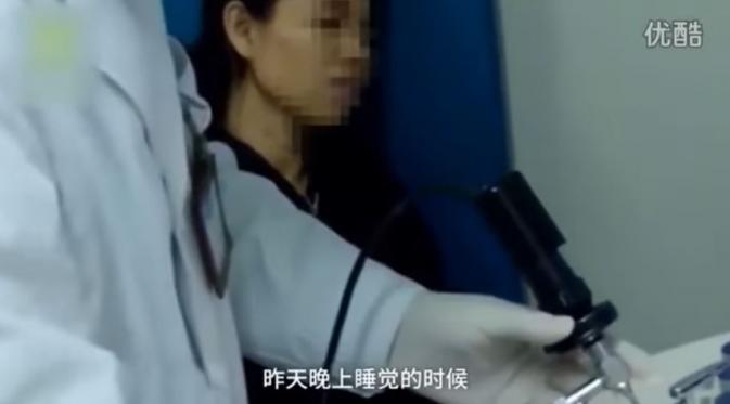Su, perempuan asal China yang telinganya kemasukan kecoak. (Via: youtube.com)
