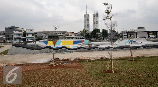 Suasana skate park yang masih dalam tahap pembangunan di kawasan Kalijodo, Tambora, Jakarta Barat, Selasa (6/12). Pembangunan skate park ini dianggap dan diharapkan sebagai tempat bermain skateboard dengan kualitas terbaik. (Liputan6.com/Yoppy Renato)