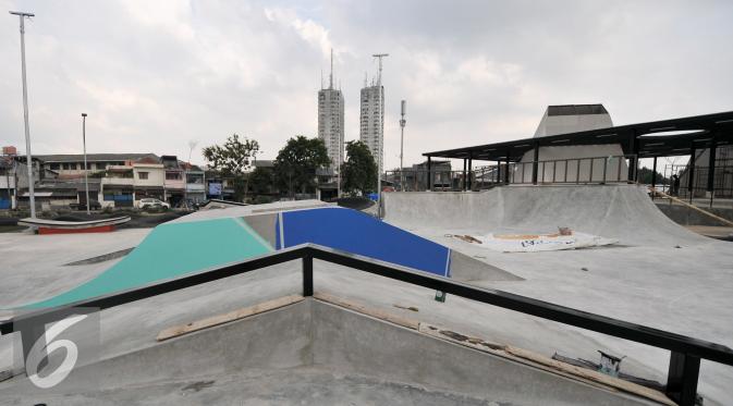 Pembangunan skate park di kawasan Kalijodo, Tambora, Jakarta Barat telah mencapai sekitar 90 persen, Selasa (6/12). Pembangunan skate park ini dianggap dan diharapkan sebagai tempat bermain skateboard dengan kualitas terbaik. (Liputan6.com/Yoppy Renato)