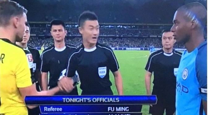 Wasit Fu Ming yang akan memimpin duel Vietnam vs Indonesia, saat memimpin partai IIC Dortmund vs Manchester City, Juli 2016. (Bola.com/Twitter)