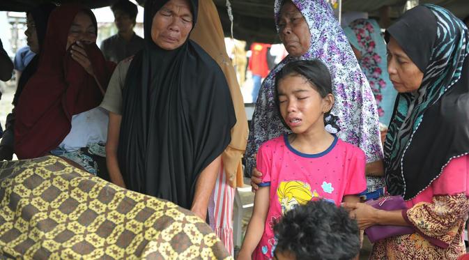 Keluarga korban menangis histeris menyusul gempa 6,4 SR di Kabupaten Pidie Jaya, Aceh, Rabu (7/12). Menurut pejabat setempat, setidaknya 52 orang tewas dan ratusan terluka setelah gempa kuat melanda provinsi Aceh tersebut. (AFP PHOTO/Chaideer Mahyuddin)