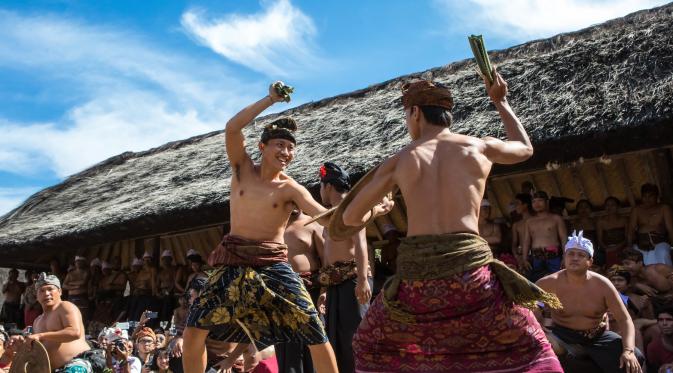 Tradisi Mekare-kare, perang dengan menggunakan pandan berduri yang terkenal di Desa Tenganan (duniart.com)