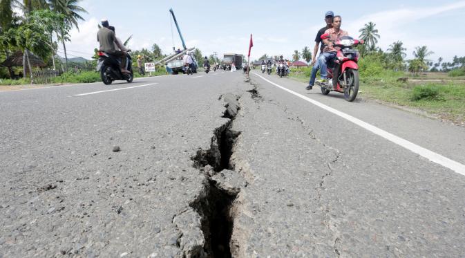 Kondisi jalan yang rusak usai gempa bumi di Meuredu, Pidie Jaya Aceh, Rabu (7/11). Selain meruntuhkan bangunan, gempa bumi berkuatan 6,4 SR ini telah menelan banyak korban jiwa. (Antara Foto / Irwansyah Putra / via REUTERS)