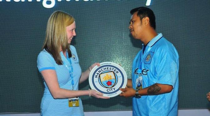 Perwakilan dari Manchester City memberikan plakat kepada Manchester City Supporters Club of Indonesia sebagai pengakuan atas status mereka sebagai suporter resmi dari Manchester City. (Istimewa). 