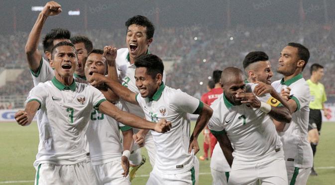 Pemain Indonesia merayakan sukses melangkah ke final Piala AFF 2016. (Bola.com/Peksi Cahyo)