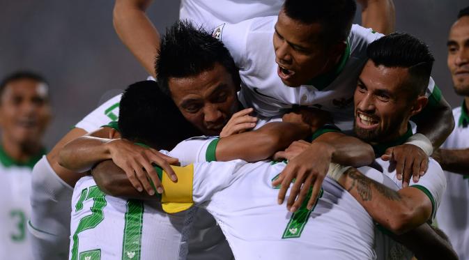 Pemain Timnas Indonesia melakukan selebrasi atas gol Stefano Lilipaly ke gawang Vietnam, pada Rabu (7/12/2016) malam. (HOANG DINH NAM / AFP)