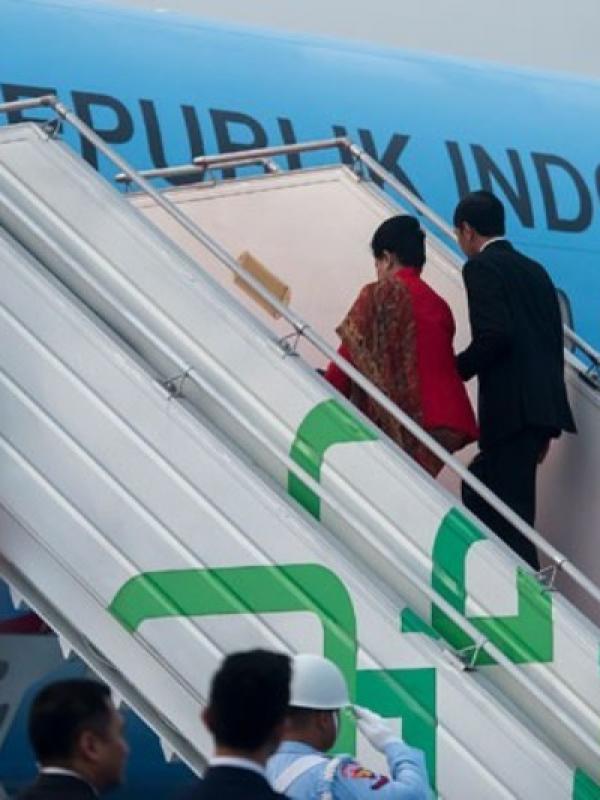 Presiden Jokowi dan istri menaiki pesawat Kepresidenan. foto: antaranews