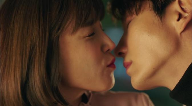 Intip Romantisme Lee Joon Gi - Lee Cho Hee di Seven First Kisses. (via YouTube)