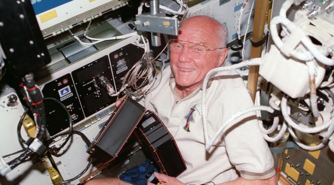 Astronot John Glenn kapal pesawat ulang alik Discovery pada November 1998. (NASA)