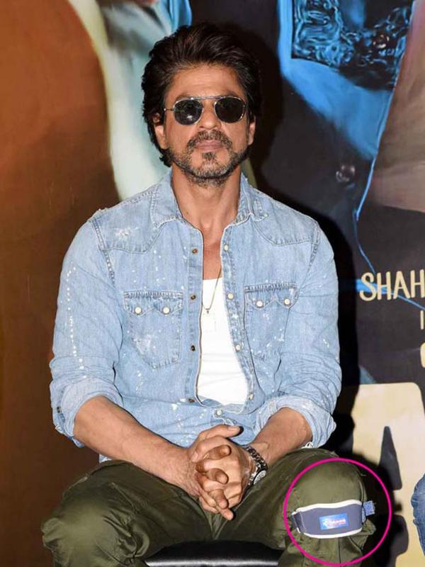 Shahrukh Khan mengenakan pelindung di lututnya, ketika promo untuk film Dear Zindagi. (Foto: Bollywoodlife.com)