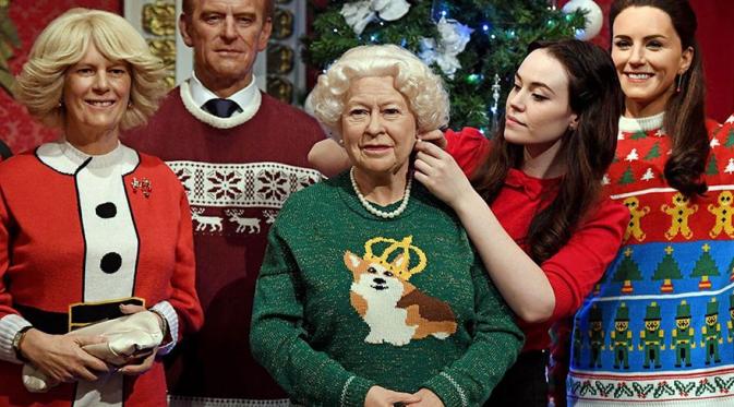 Ratu Elizabeth II dengan sweater corgi. (Via: boredpanda.com)