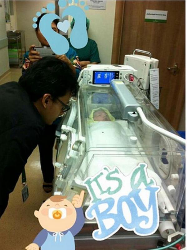 Dari foto yang diunggah oleh akun tersebut, terlihat Fedi Nuril dengan sedang berada disamping bayi mungilnya yang berjenis kelamin laki-laki dalam boks inkubator. (Instagram/fedinuril)