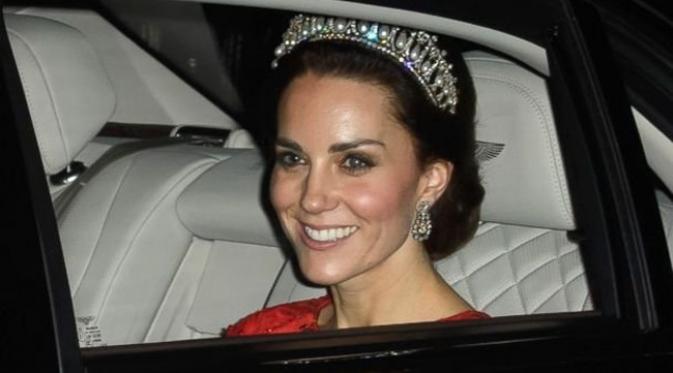 Kate Middleton terlihat menggunakan tiara yang sama dengan Putri Diana. Manakah yang lebih memikat hati?