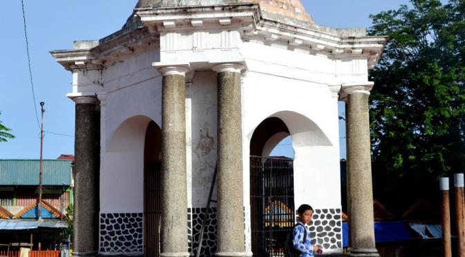 Tugu Bulek, monumen yang dibangun Inggris di Bengkulu untuk mengenang tewasnya Thomas Parr