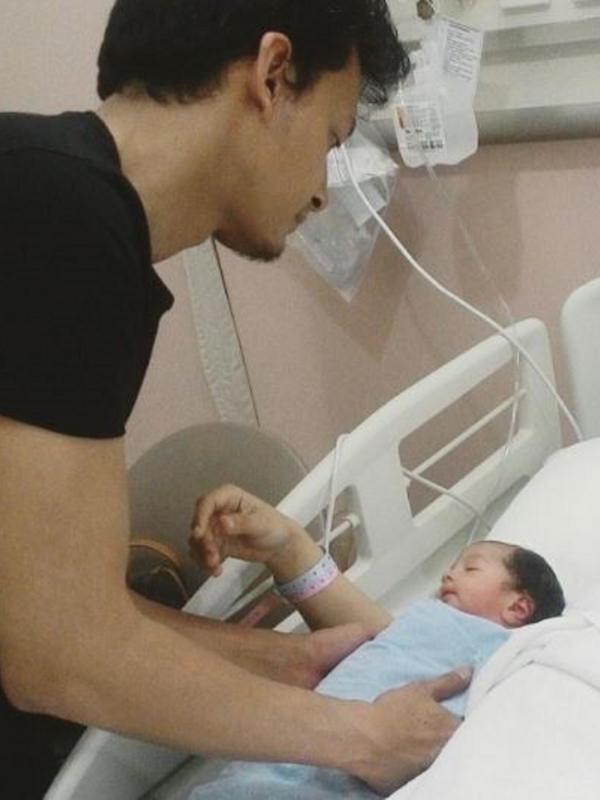 Fedi Nuril sedang mengangkat putra pertamanya, Hasan Fadilah Nuril (Instagram/@calystavannyw)