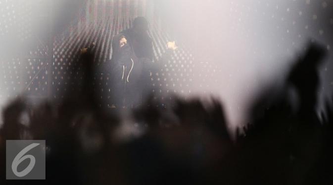 Aksi panggung DJ Alan Walker saat mengibur penonton dalam acara festival musik Djakarta Warehouse Project (DWP) 2016 di Jiexpo Kemayoran, Jakarta, Jumat (10/12). (Liputan6.com/Herman Zakharia)