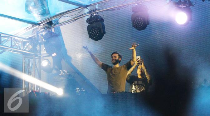 Aksi panggung DJ ZEDD saat mengibur penonton dalam acara festival musik Djakarta Warehouse Project (DWP) 2016 di Jiexpo Kemayoran, Jakarta, Jumat (10/12). Acara musik ini dimeriahkan sederet DJ ternama dari mancanegara. (Liputan6.com/Herman Zakharia)