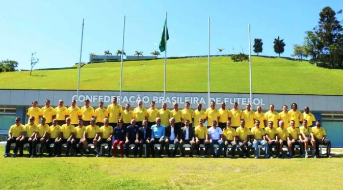 Jacksen F. Tiago bersama rekan dan instruktur kursus kepelatihan lisensi Pro di Brasil. (Bola.com/Istimewa/Fahrizal Arnas)