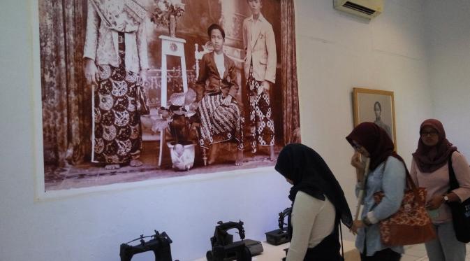 Dari keluarga bangsawan hingga rakyat jelata di Jawa menggunakan mesin jahit untuk membuat pakaian. (Liputan6.com/Switzy Sabandar)