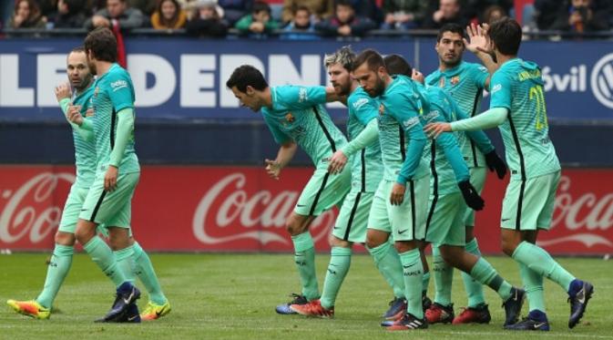 Para pemain Barcelona merayakan gol ke gawang Osasuna pada laga La Liga di Reyno de Navarra, Osasuna, Sabtu (10/12/2016). (AFP/Cesar Manso)