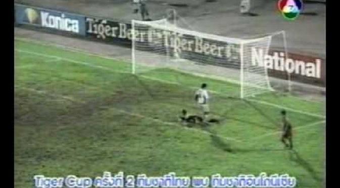 Gol bunuh diri yang dicetak bek Timnas Indonesia, Mursyid Effendi, di Piala Tiger 1998. (Youtube)