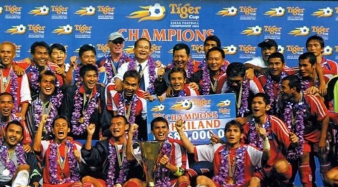 Thailand tampil sebagai juara Piala Tiger 2002 setelah kembali menaklukkan Timnas Indonesia. (Football Channel Asia)
