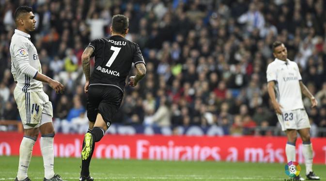 Joselu langsung berlari usai mencetak gol kedua Deportivo La Coruna ke gawang Real Madrid. (Twitter/La Liga)