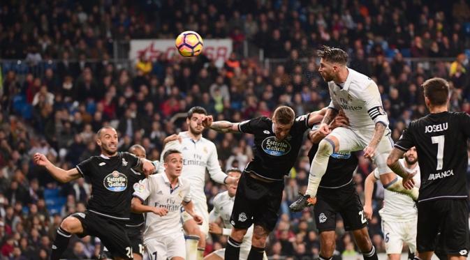 Sundulan Sergio Ramos di menit ke-90+3 membawa Real Madrid meraih kemenangan atas Deportivo La Coruna. (AFP/Pierre-Philippe Marcou)