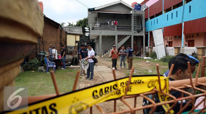 Sejumlah petugas kepolisian berjaga di sekitar rumah kos-kosan terduga anggota jaringan teroris, Bekasi (11/12). Tim Densus 88 berhasil menangkap tiga orang terduga teroris semalam dan menemukan bom yang berdaya ledak tinggi. (Liputan6.com/JohanTallo)