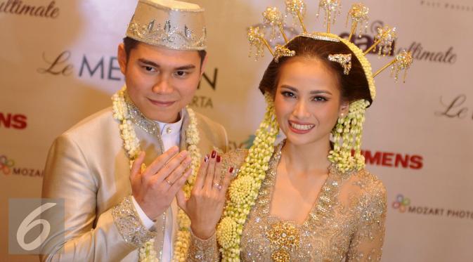 Acha Septriasa dan Vicky Kharisma resmi menjadi sepasang suami istri. (Helmi Affandi/Liputan6.com)